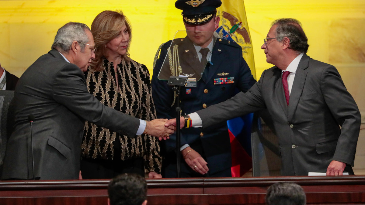 El presidente de Colombia, Gustavo Petro (d), saluda al presidente del Senado, Iván Name (i), durante la instalación de las sesiones ordinarias del Congreso este sábado, en Bogotá.