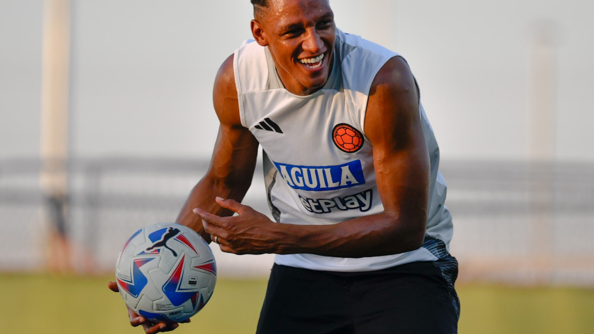 Yerry Mina bromea con sus compañeros antes del juego de hoy con Panamá por los cuartos de final de la Copa América. 26 partidos sin perder lleva Colombia.