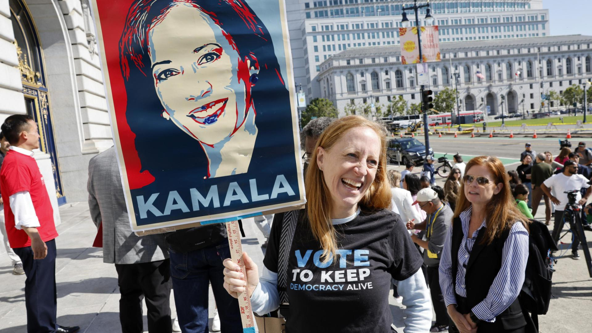 Una miembro del Comité Demócrata de San Francisco sostiene una imagen de la vicepresidenta Kamala Harris en apoyo a su nominación a la presidencia.