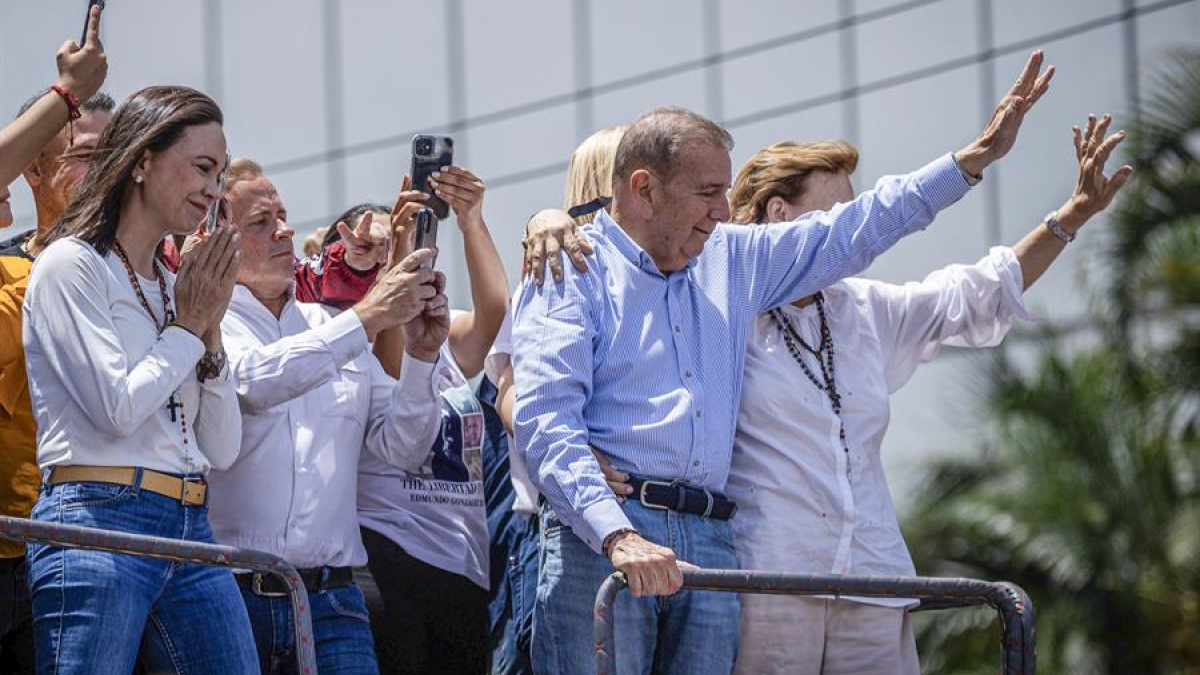 La líder opositora venezolana María Corina Machado (izq.) y el candidato a la presidencia de Venezuela Edmundo González Urrutia (der.) participaron en una manifestación este martes, en Caracas.
