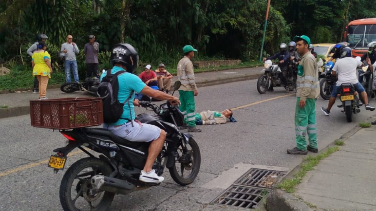 Operario de empresa de aseo habría sido arrollado por motociclista.