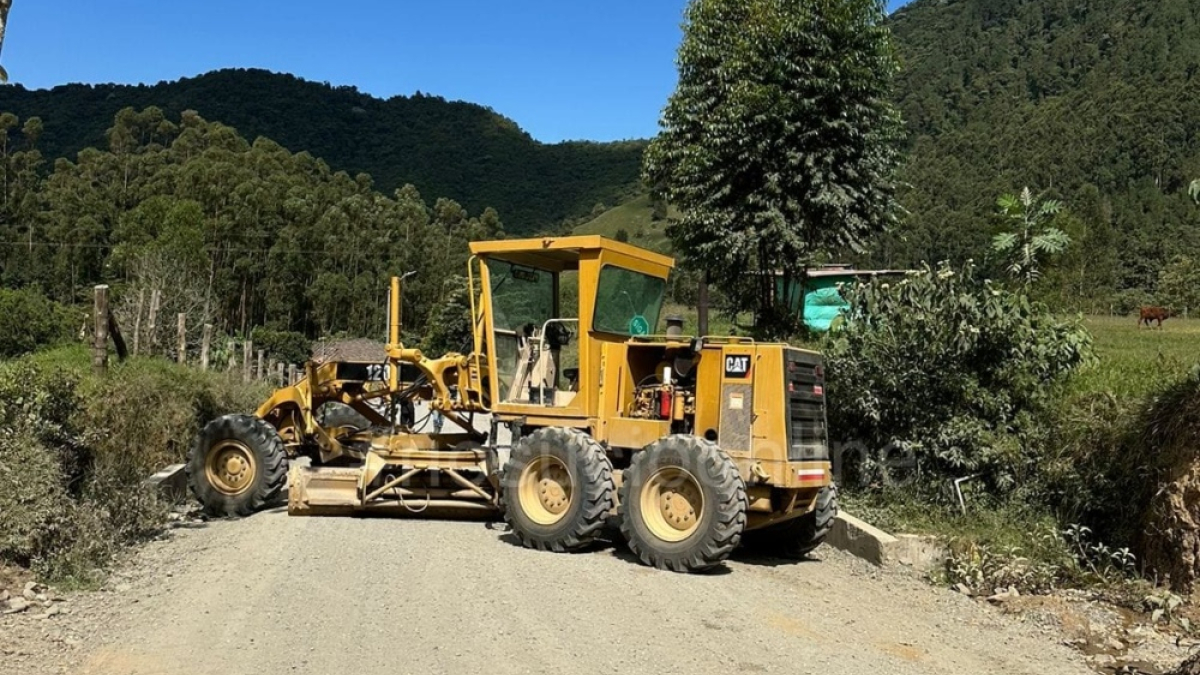 En la vía entre Riosucio y Jardín atravesaron maquinaria amarilla para bloquear el paso. 