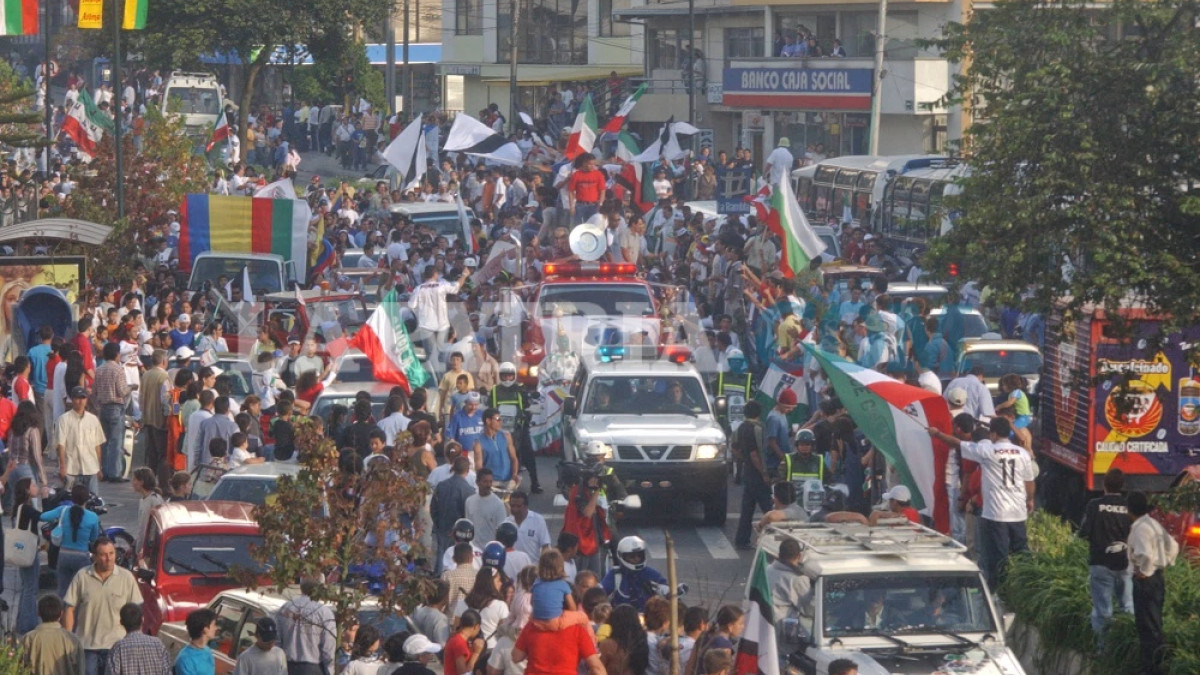 El 2 de julio del 2004, un día después de lograr el título de la Copa Libertadores, Manizales acompañó al Once Caldas en una caravana por la ciudad.