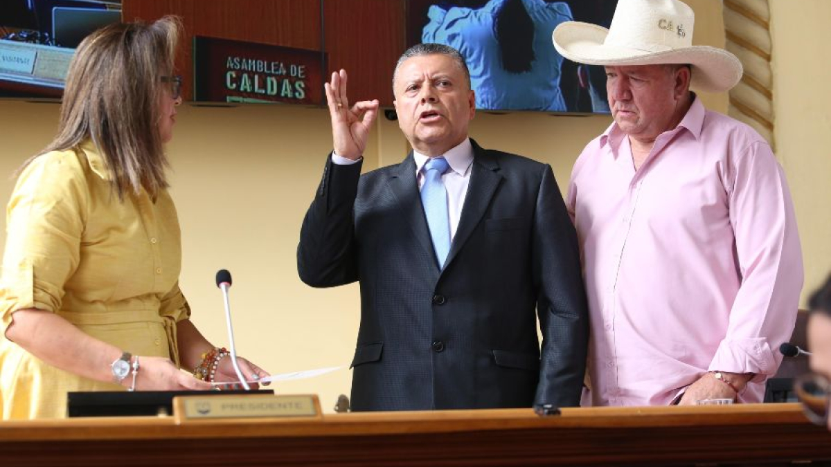 El nuevo contralor de Caldas, Juan Carlos Pérez (centro), acompañado de los diputados María Isabel Gaviria y Carlos Arango.