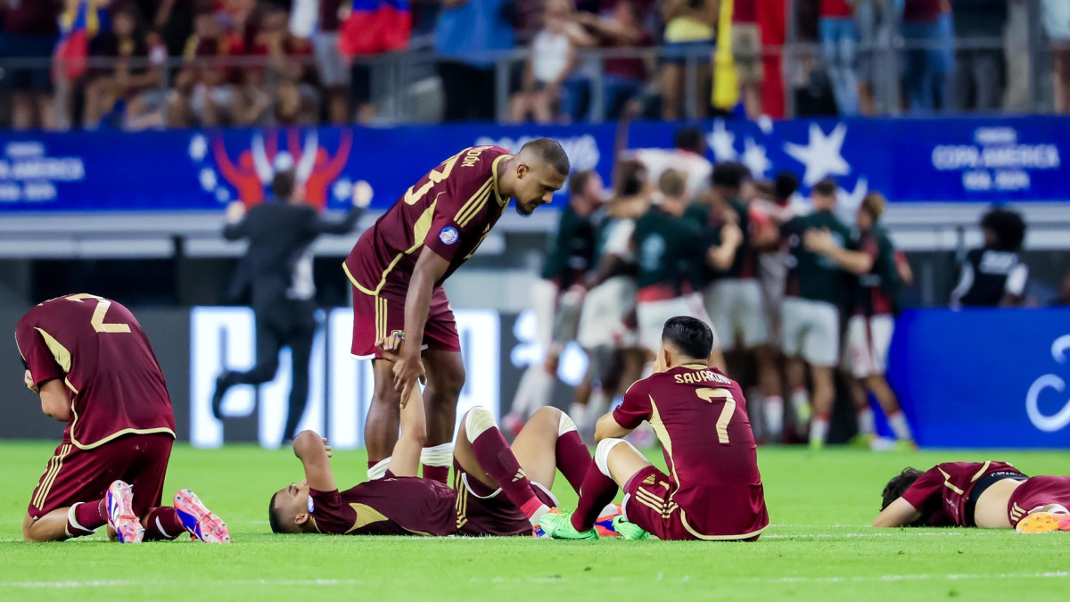 Los jugadores de Venezuela reaccionan después de perder ante Canadá (al fondo) durante el desempate desde el punto penal en el partido de cuartos de final de la Conmebol Copa América 2024 entre Venezuela y Canadá, en Arlington, Texas (EE. UU.).