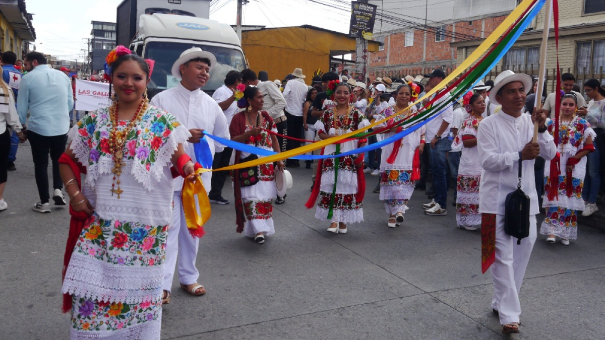 La delegación de Playa del Carmen (México) participó en el desfile de carrozas de la Feria de la Horticultura de Villamaría. Mostraron sus danzas.