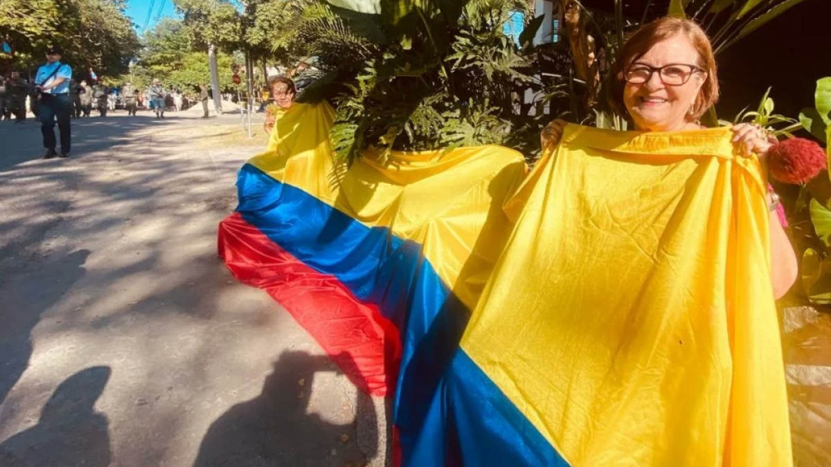 El patriotismo de los habitantes de La Dorada se hizo sentir con la bandera de Colombia durante el desfile del 20 de Julio. 