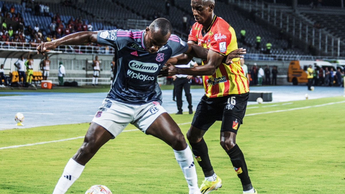 Eberton Moreno disputando un balón.