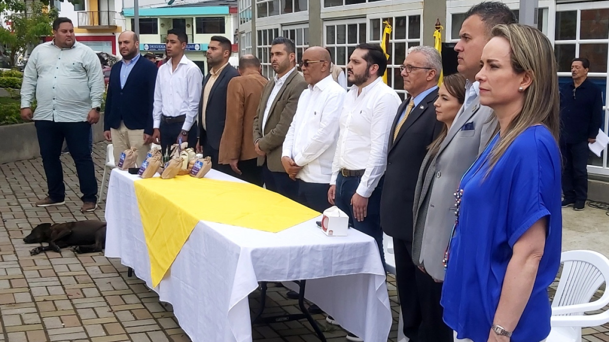El embajador de República Dominicana en Colombia, Félix Aracena Vargas (c), en el parque principal de Neira (Caldas).
