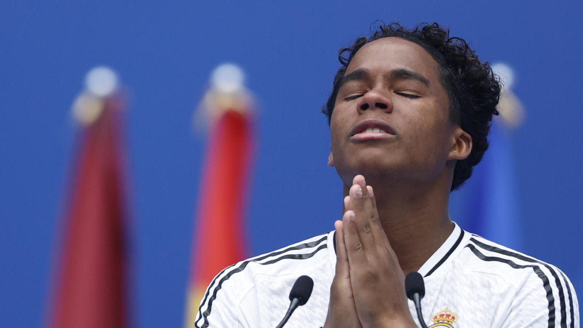 El delantero brasileño Endrick durante su presentación como nuevo jugador del Real Madrid, este sábado en el estadio Santiago Bernabéu. 