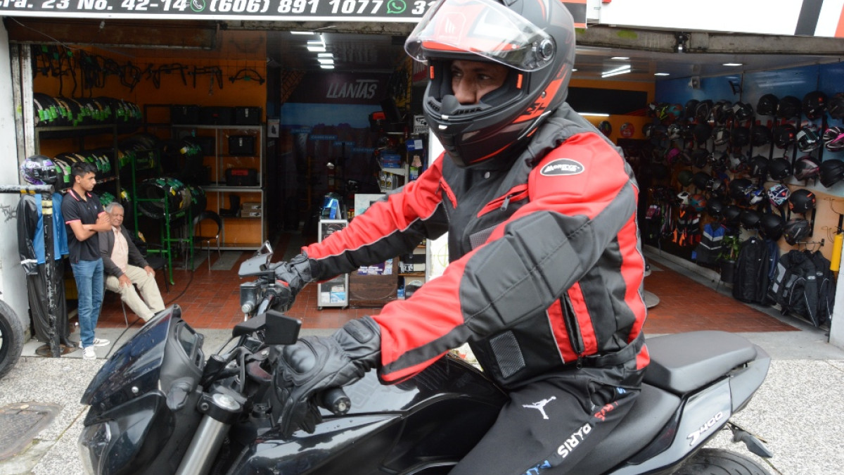 Los cascos integrales son los más adecuados para los motociclistas porque ofrecen mayor protección en el caso de un accidente. También son importantes los trajes y guantes especiales porque ayudan a reducir el impacto.