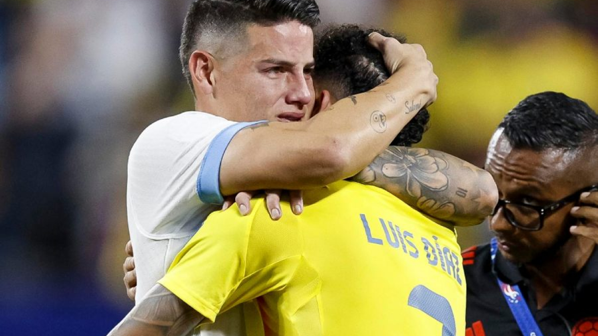 Abrazo tras el triunfo y la clasificación entre James Rodríguez y Lucho Díaz.
