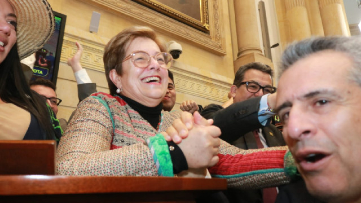 La ministra de Trabajo, la caldense Gloria Inés Ramírez, celebró en abril del 2024 con Luis Fernando Velasco, entonces ministro del Interior, la aprobación de la reforma pensional en segundo debate, en el Senado. Su ausencia en el acto de sanción de la reforma pensional no se debería al remezón ministerial. Conozca el motivo.