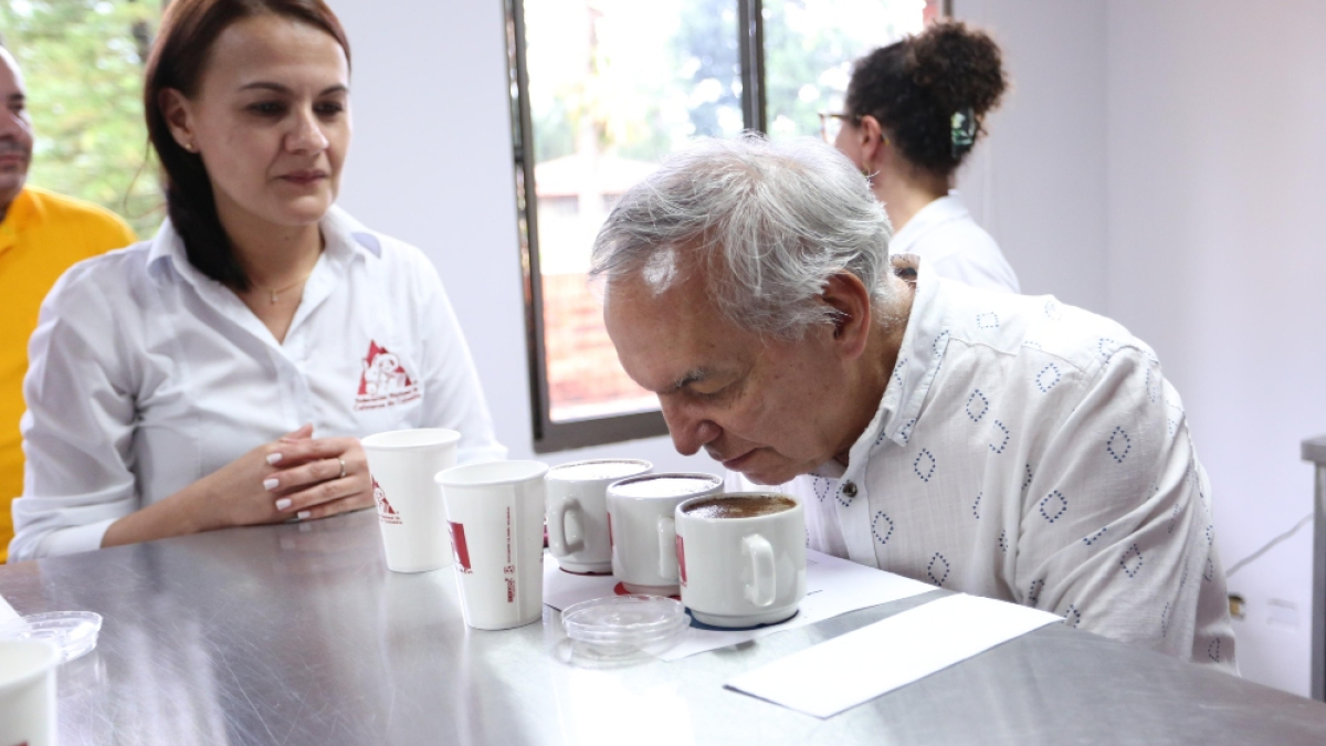 El ministro de Hacienda, Ricardo Bonilla, durante su recorrido por Cenicafé.