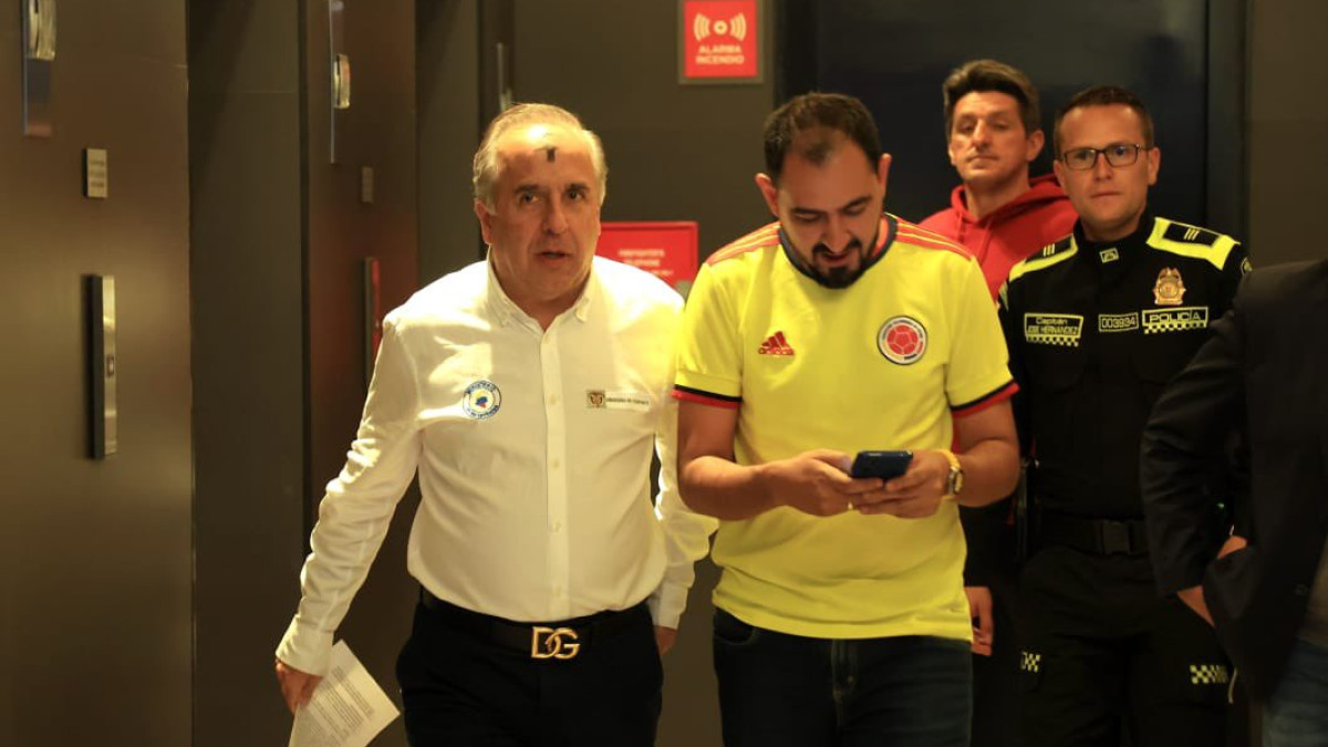 Hace 17 meses (22 febrero del 2023) se levantó el paro de taxistas luego de horas de diálogo entre el entonces ministro de Transporte, Guillermo Reyes (izq.), y Julián Osorio, representante del gremio de los taxistas.