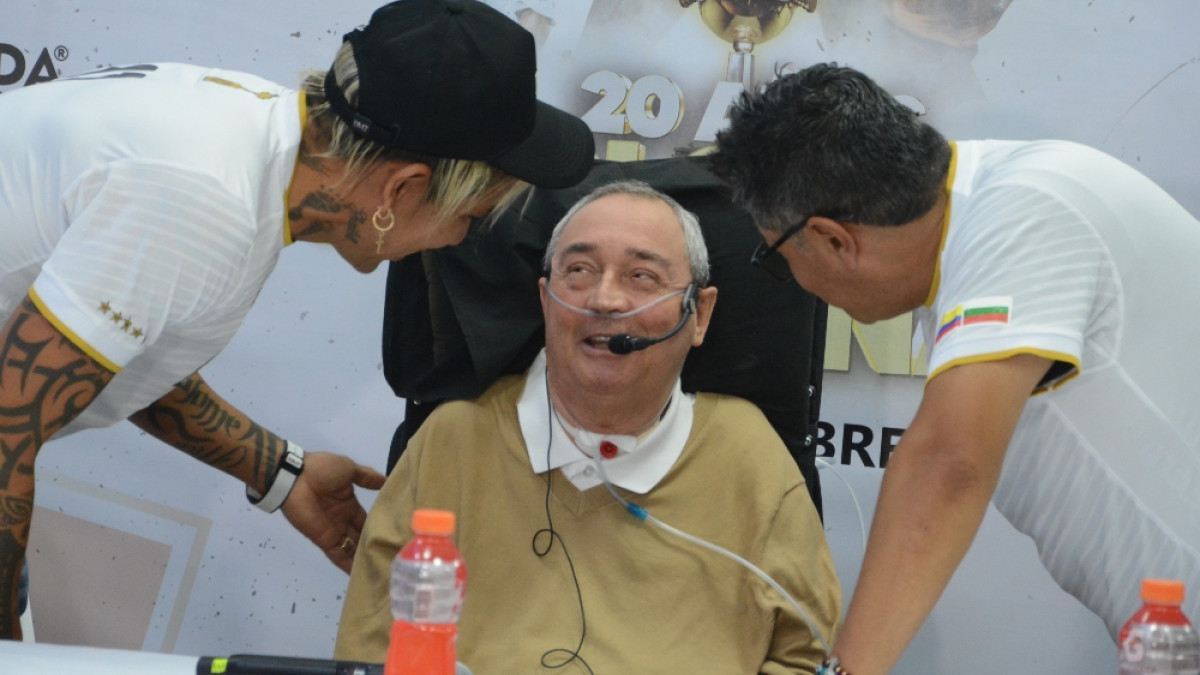 El profesor Luis Fernando Montoya con Dayro Moreno (i) y César Hernández, dos jugadores que integraron el plantel del Once Caldas que ganó la Copa Libertadores del 2004. 