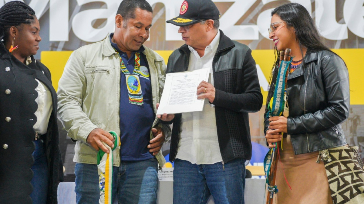 El presidente, Gustavo Petro, entregó en su reciente visita a Manizales la constitución del resguardo indígena La Trina del Pueblo Emberá Chamí.