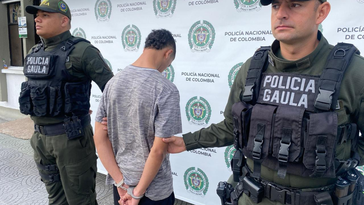 El hombre capturado intimidó a la víctima y la retuvo contra su voluntad para robarle el dinero.