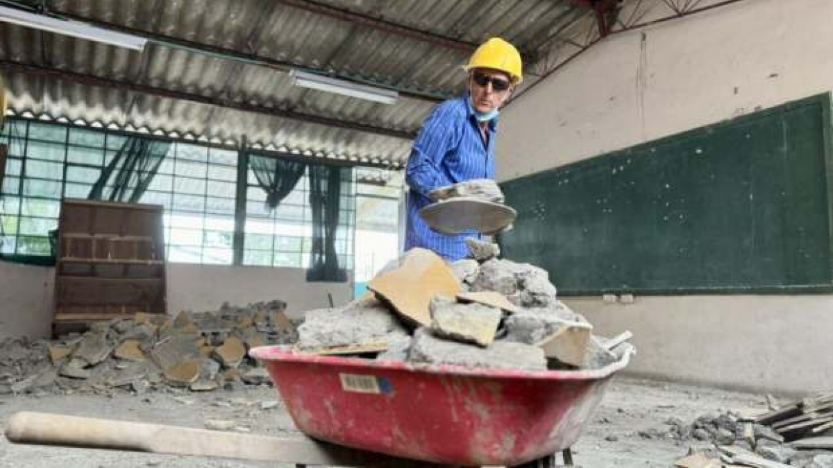   Foto I Cortesía Alcaldía I LA PATRIA  Una intervención en obras comenzó en el colegio Siete de Agosto, del barrio El Carmen, de Manizales. La Alcaldía empezó el martes trabajos con el propósito de mejorar baterías sanitarias, pisos y pintura.