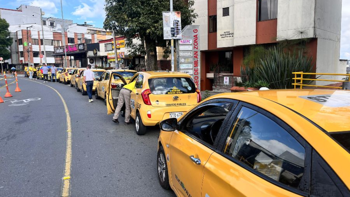 La movilización de taxistas en Manizales comenzó en Milán. 