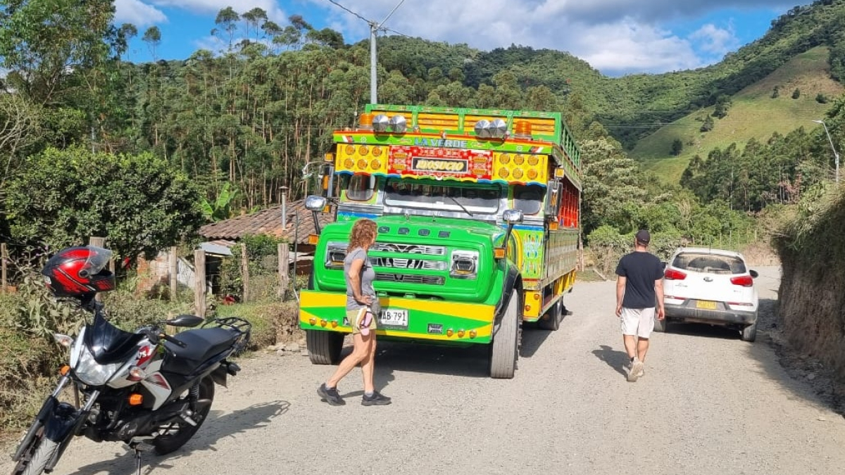Esta chiva estuvo parada cerca de una hora en la vereda La Robada, por el bloqueo en la vía Riosucio (Caldas) - Jardín (Antioquia).