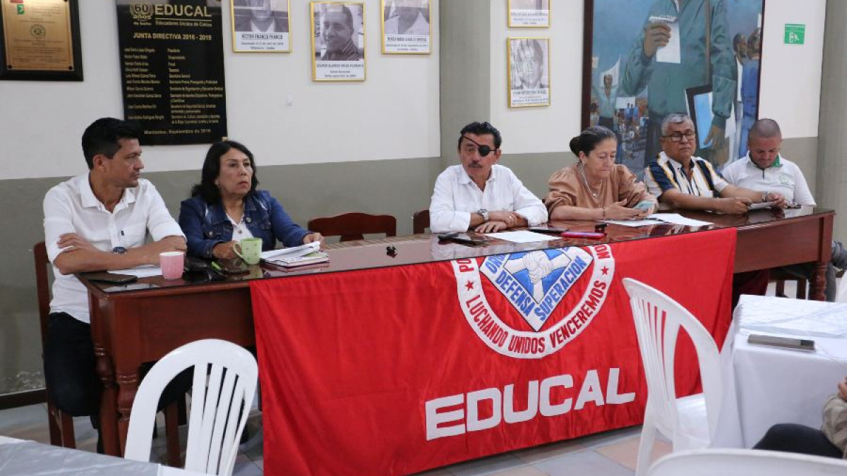 "Creemos en el modelo, solo que hay algunos actores que no permiten que este modelo avance", declara Juan Carlos Martínez, presidente del sindicato Educadores Unidos de Caldas.