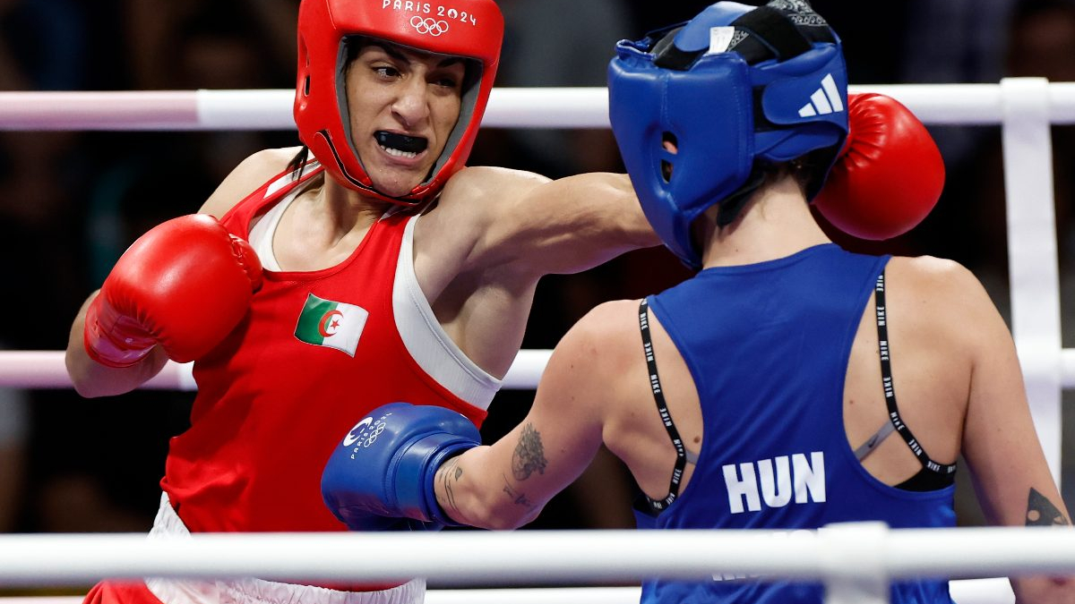 La boxeadora argelina Imane Khelif (rojo) ante la húngara Anna Luca Hamori (azul) durante el combate. 