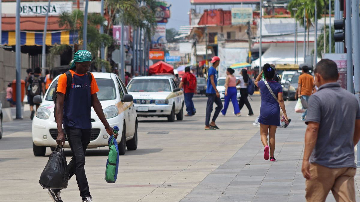 Migrantes permanecen en las principales plazas y avenidas de México. 