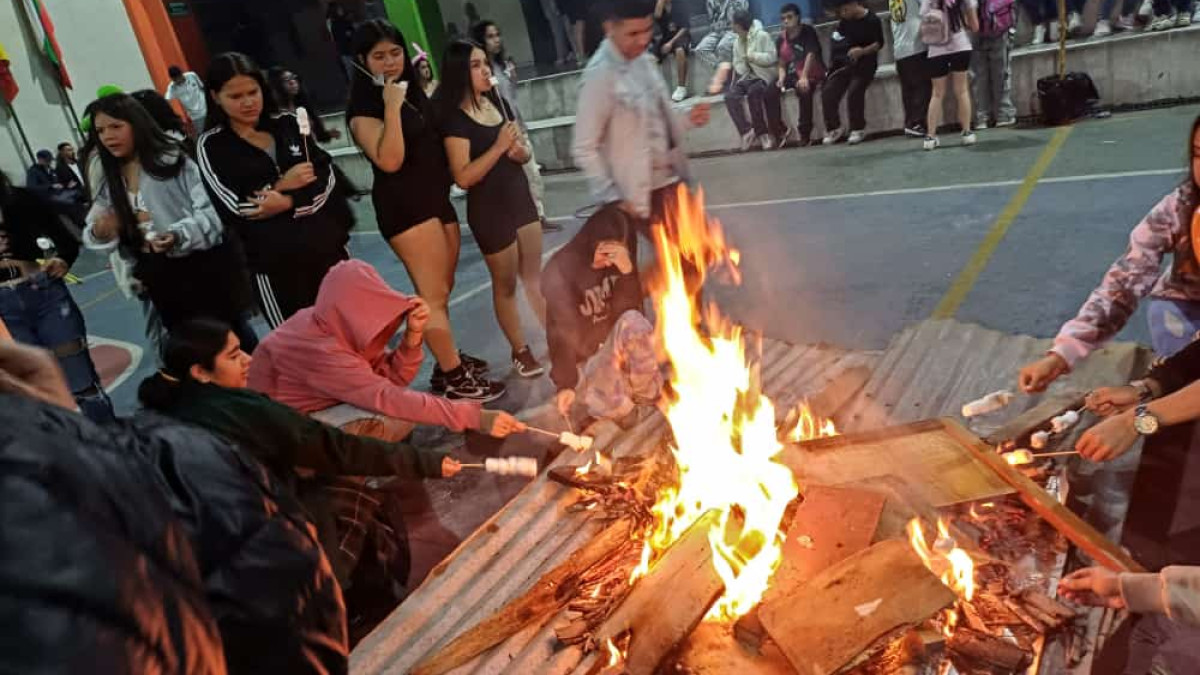 La Lunada se vivió con una fogata en la cancha del colegio.