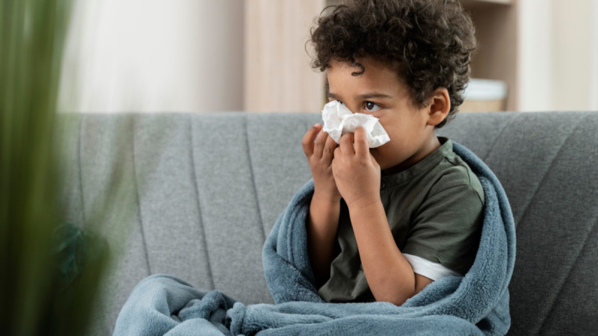 Si el niño desarrolla síntomas respiratorios, déjelo en casa. Enviarlo al preescolar, si es que ya está escolarizado, se convierte en un riesgo para otros. Vacúnelo con los diferentes biológicos que ofrece el Plan Ampliado de Inmunización (PAI) para evitarle otras enfermedades.