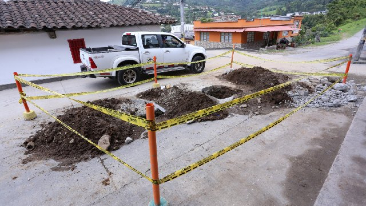 La fuga de agua en una tubería de la calle 106 con carrera 28 de La Enea