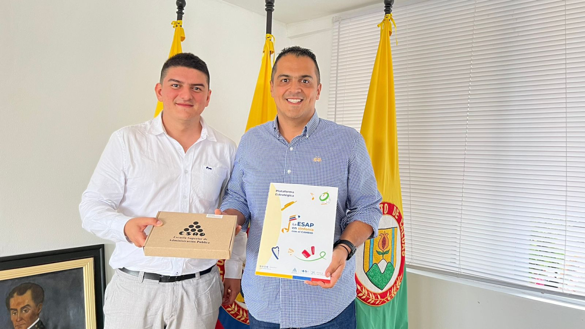 El alcalde de Belalcarzar posó junto a Elier Ávalo, director de Fortalecimiento de la ESAP. 