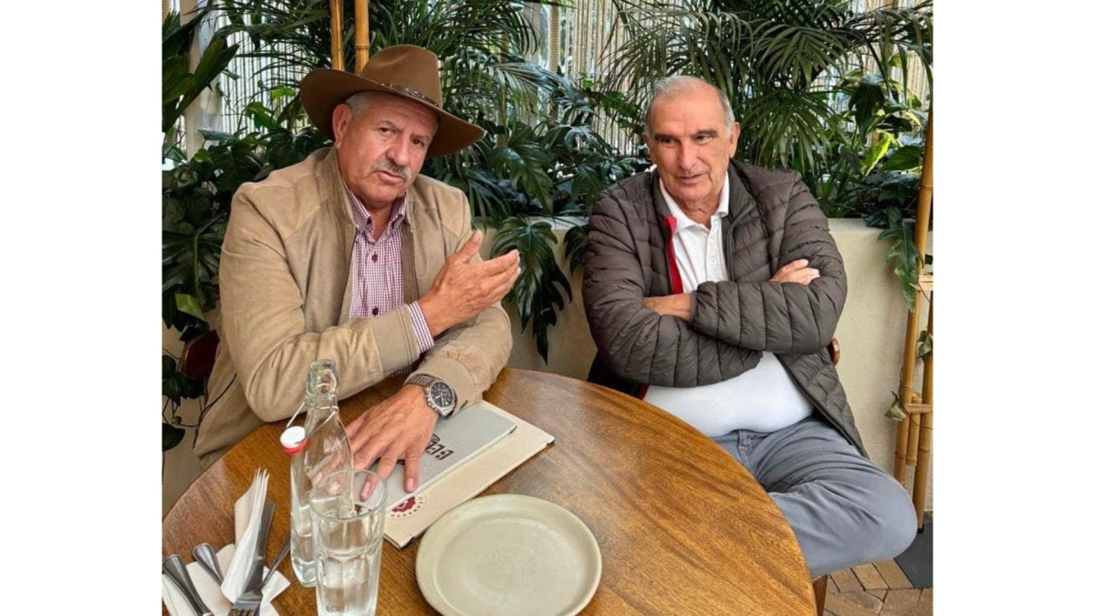 El senador Humberto de la Calle Lombana, nacido Manzanares (Caldas), se reunió con el alcalde del municipio, Carlos Enrique Botero Álvarez.