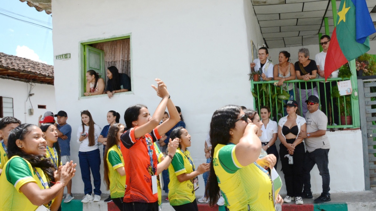 La Selección Huila Sub-19 de fútbol de salón por las calles de Filadelfia mientras en las casas las observaban desfilar. En una vivienda ubicaron una bandera del municipio.