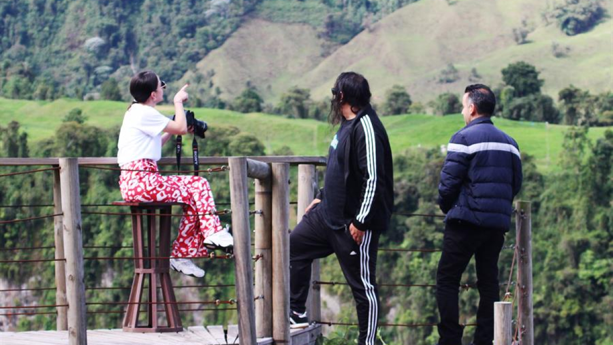 Visitantes observan el paisaje en el Nido del Cóndor, en Villamaría (Caldas).