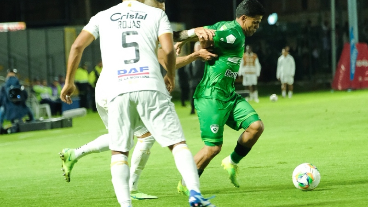 Iván Rojas va a la marca de un rival de La Equidad. El Blanco empató 1-1 con el onceno capitalino en el Olaya Herrera de Bogotá.