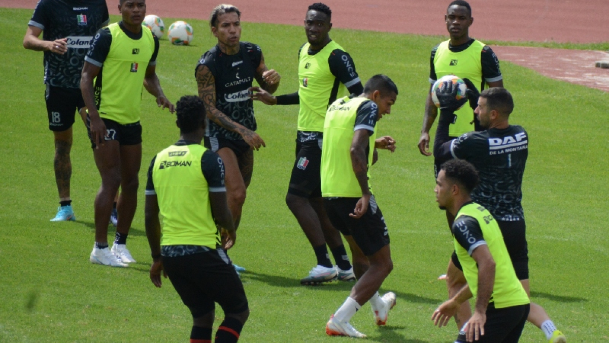 El Once se movió en el estadio Palogrande antes de viajar ayer a Bogotá, en donde jugará hoy con La Equidad en el Olaya Herrera.