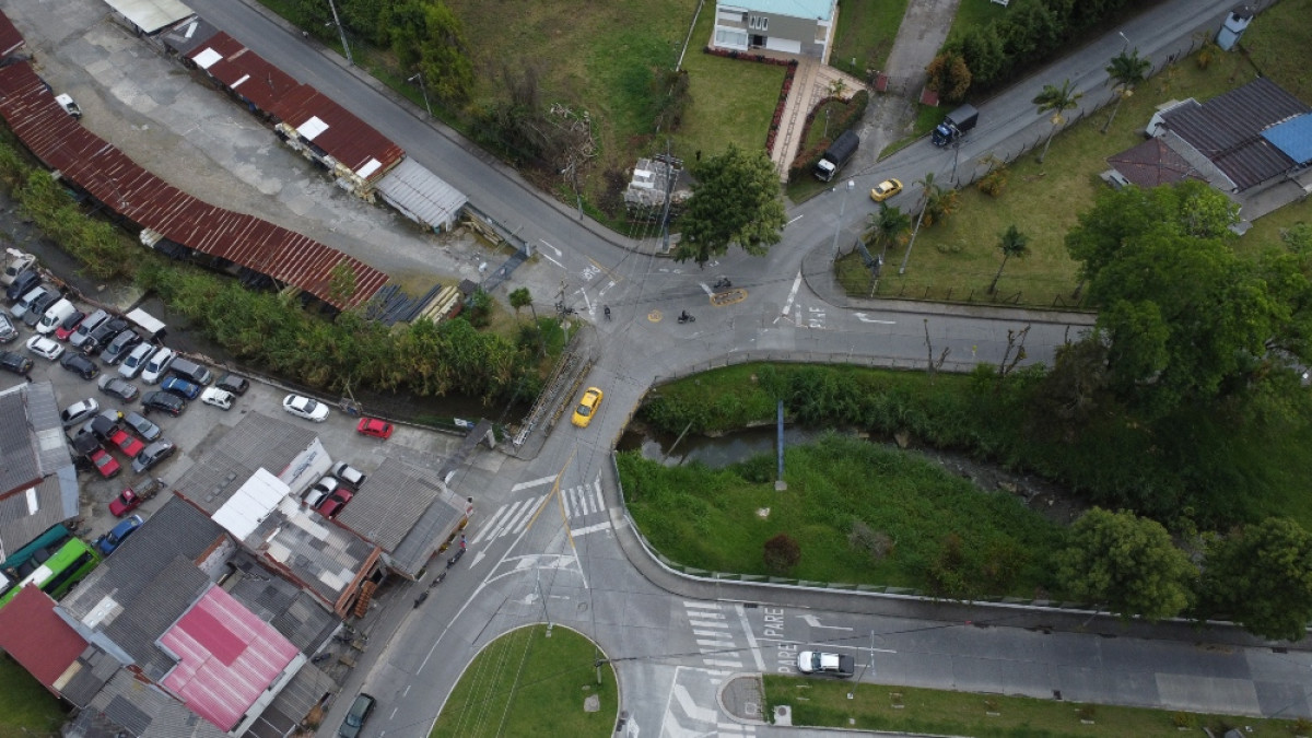 La Alcaldía de Manizales adelanta estudios y diseños de una obra para descongestionar la comuna Ecoturístico Cerro de Oro, que ha recibido 9 mil 425 nuevos residentes desde el 2014. Conozca el punto exacto y el plan. Según comerciantes, la construcción es necesaria por la alta accidentalidad en la zona. 