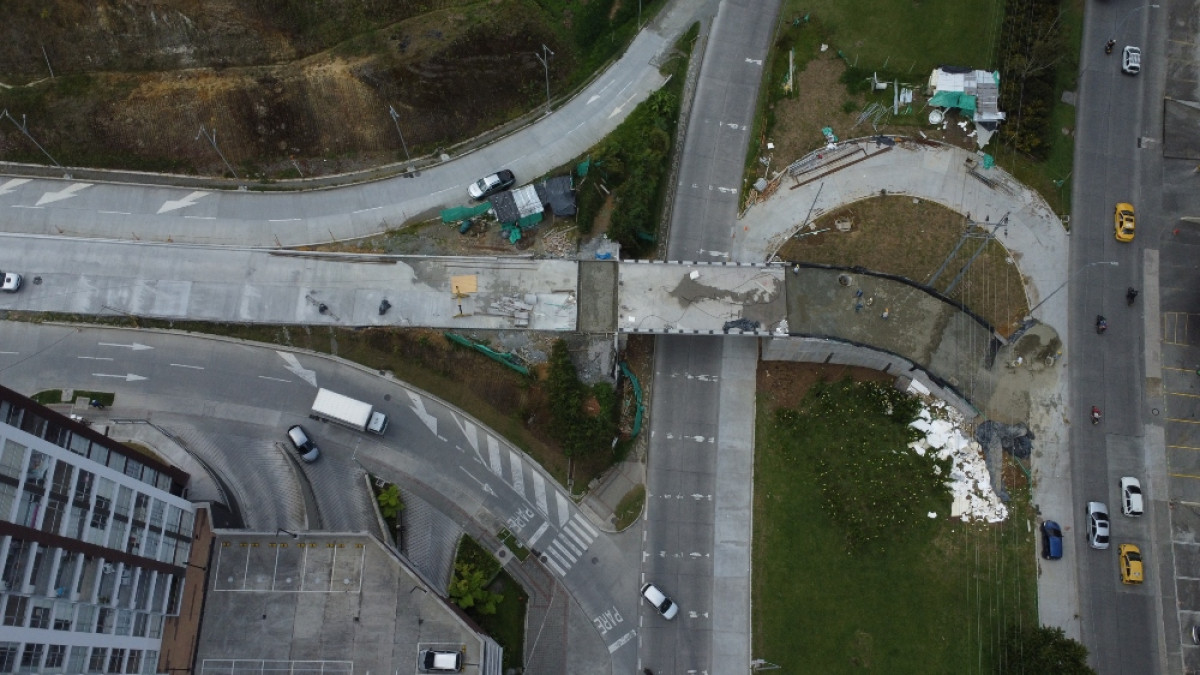 Las obras llevan nueve meses en curso, desde noviembre del 2023. La Alcaldía de Manizales es la encargada de darle el visto bueno a la obra que desarrolla la Constructora Berlín. LA PATRIA le cuenta cuándo estaría listo el puente elevado y detalles de la obra.