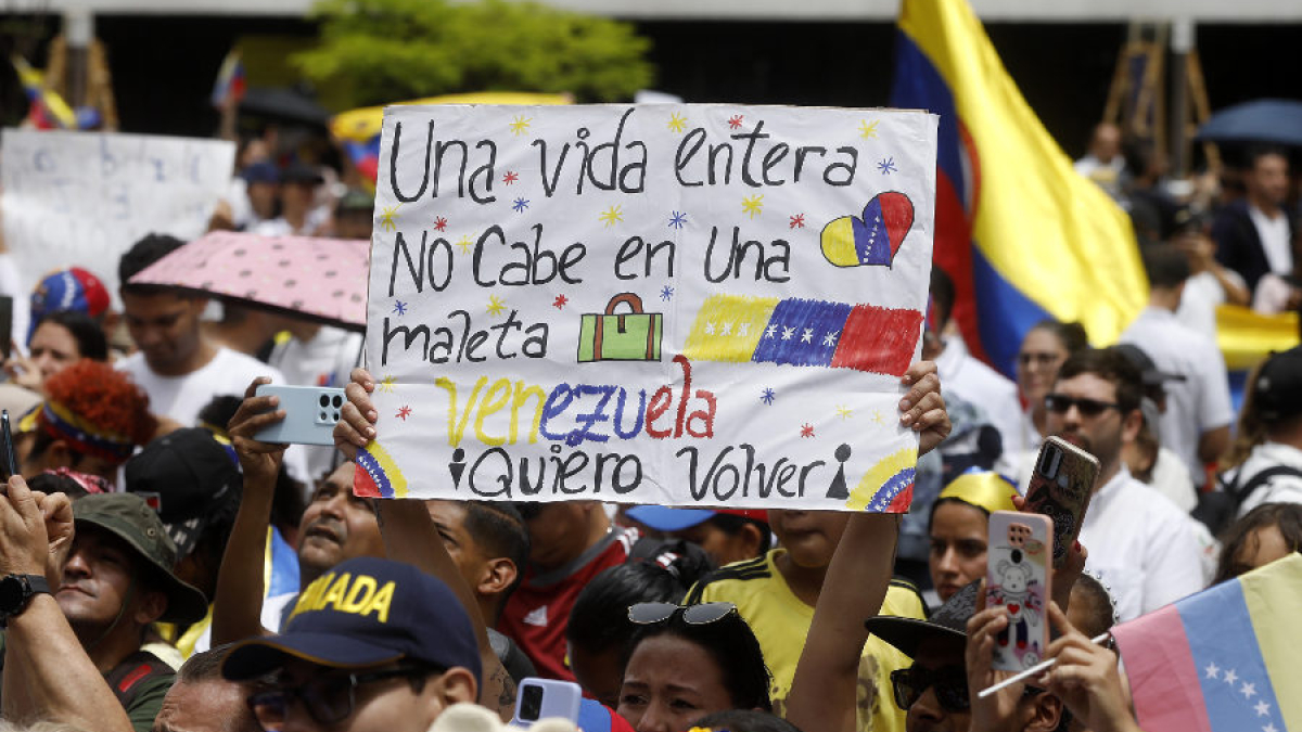 Personas participan en una manifestación en apoyo a los venezolanos tras elecciones en la plazoleta del Centro Administrativo La Alpujarra, en Medellín