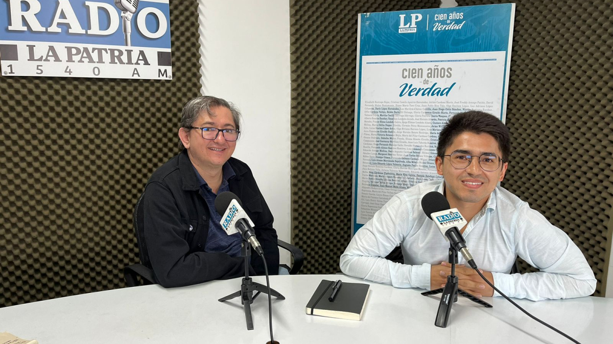 Los editores y escritores de Editorial Jaravela, Carlos Augusto Jaramillo y Julián Bernal.