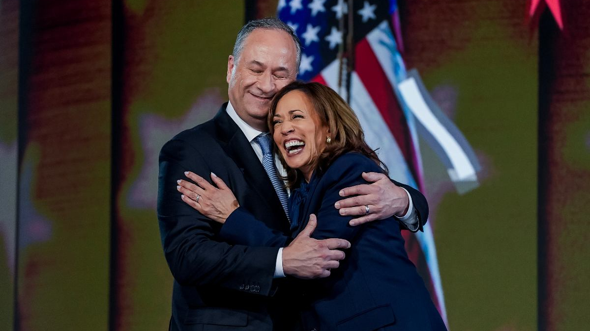 La candidata presidencial demócrata y vicepresidenta de EE. UU., Kamala Harris, y su esposo, el segundo caballero Doug Emhoff. 