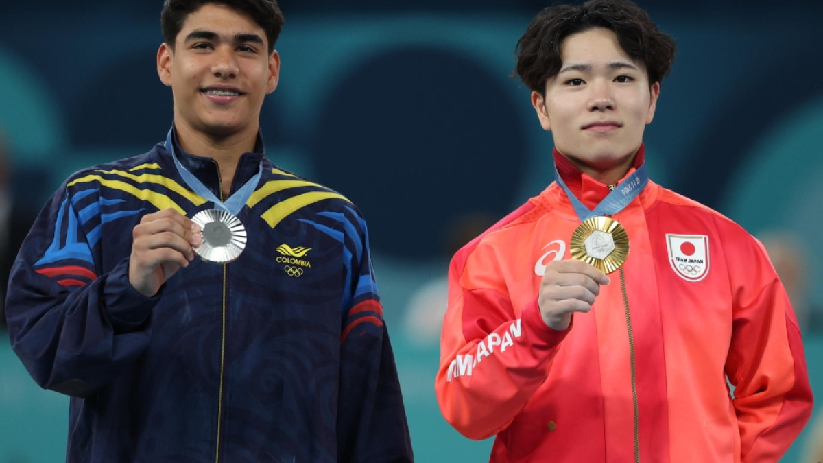 El gimnasta colombiano Ángel Barajas (i), plata; y el japonés Shinnosuke Oka, oro de barra fija de gimnasia artística de los Juegos Olímpicos de París 2024.