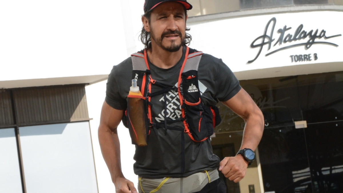 El atleta Carlos Granada está listo para cumplir el domingo con el Festival de la Montaña en el PNN Los Nevados. La camiseta y pantaloneta deben ser de sacado rápido. También se utilizan licras.
