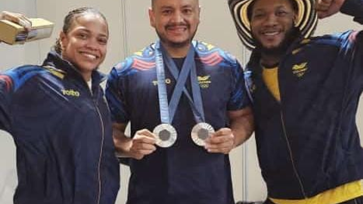 El ansermeño Duván Alfonso Carvajal (c), técnico de Caldas y de Colombia en levantamiento de pesas, con los medallistas de plata en París 2024 Mari Leivis Sánchez y Yeison López