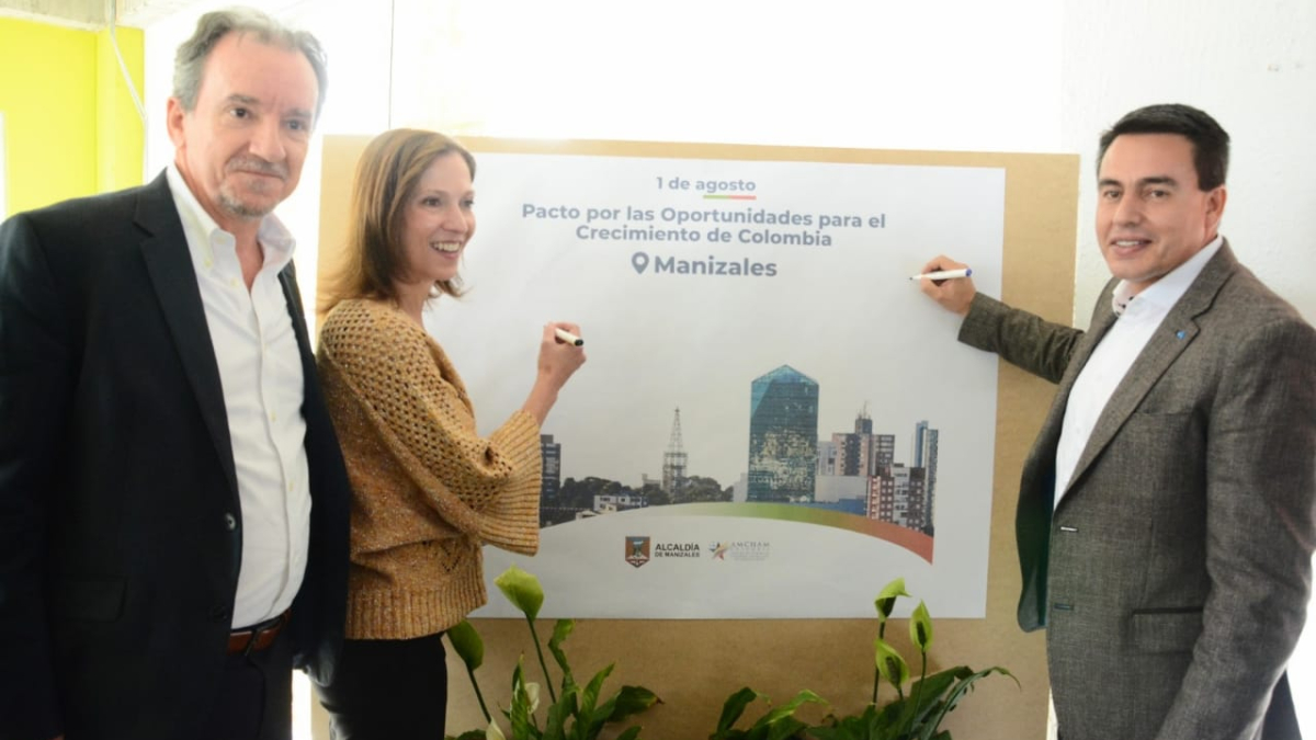 La firma del pacto entre la Alcaldía de Manizales y Cámara de Comercio Colombo Americana.