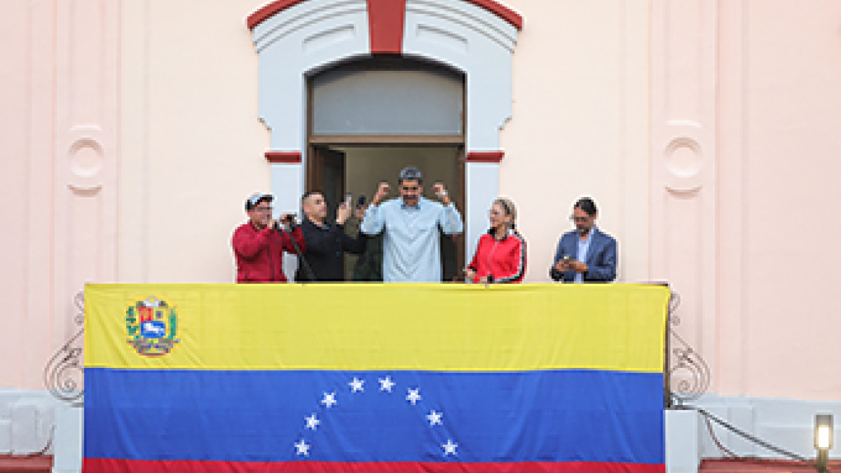  Maduro ordenó encerrar en dos cárceles de máxima seguridad a los más de 1.200 detenidos que, según la Fiscalía, han dejado las protestas en contra del resultado electoral. 