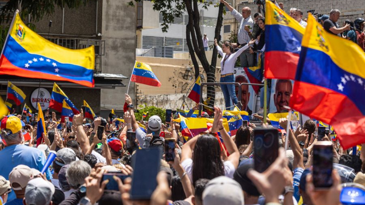 La líder opositora de Venezuela María Corina Machado abogó este sábado por mantener una lucha "pacífica y cívica" pero con "fuerza" ya que dijo que "el 28 de julio marca un hito a partir del cual se inició la transición a la democracia en Venezuela", dijo Machado ante miles de venezolanos que se concentraron en una zona del este de Caracas.