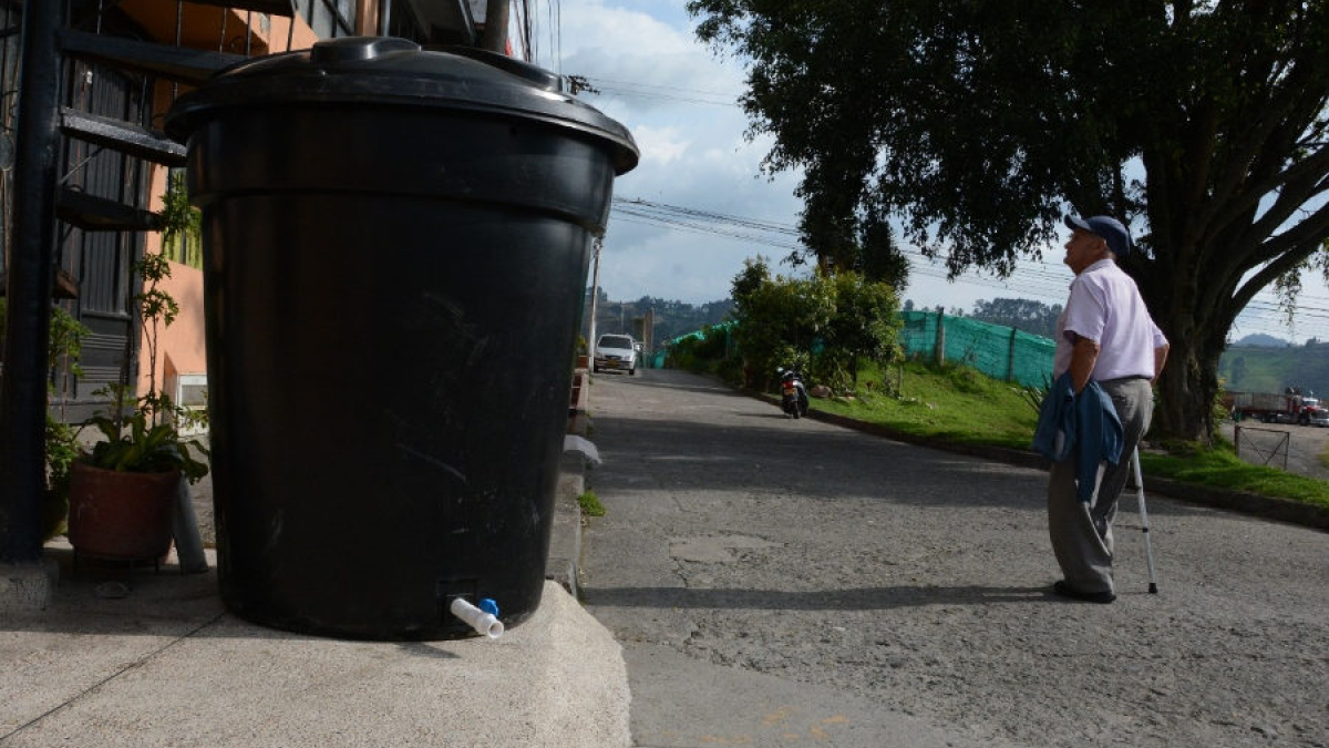 Aguas de Manizales instaló este tanque de agua de 1.000 litros en la calle 107 #34A-23, del barrio La Enea, para abastecer del líquido a los usuarios que se afectarán por el corte.