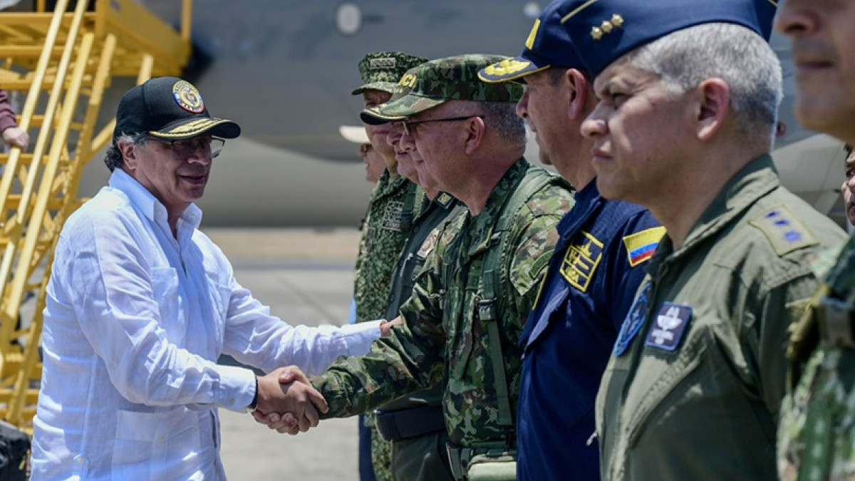 Gustavo Petro asegura que el golpe de Estado no viene de los soldados sino de los escritorios.